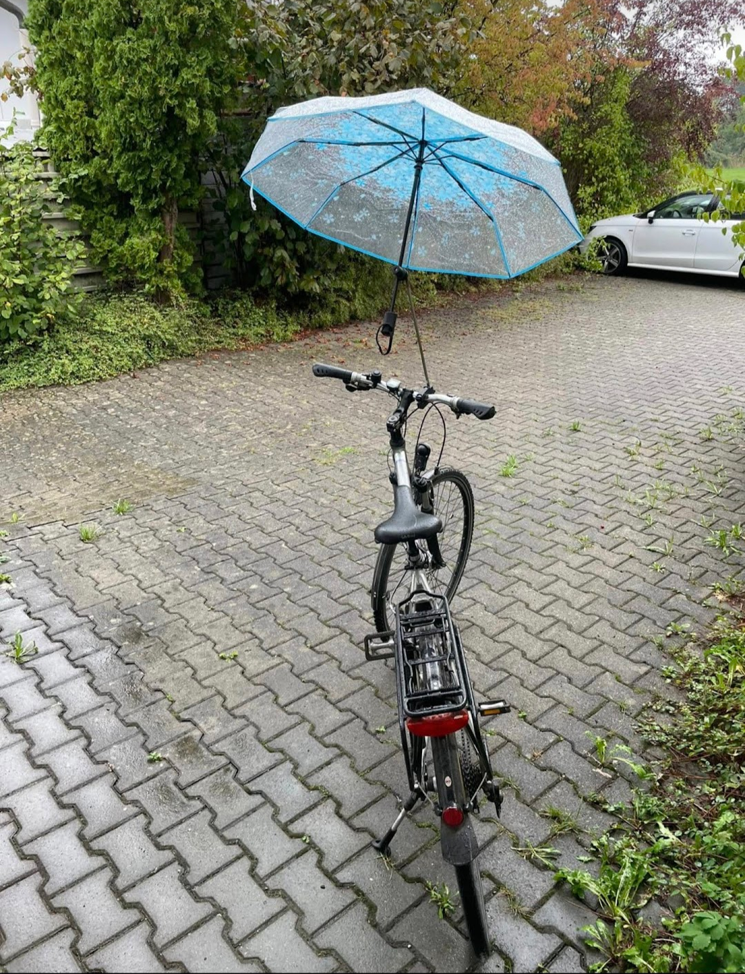 Helmuts Regenschirmhalter am Fahrrad